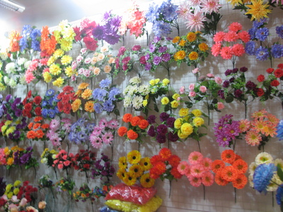 витрина искусственных цветов в нашем магазине